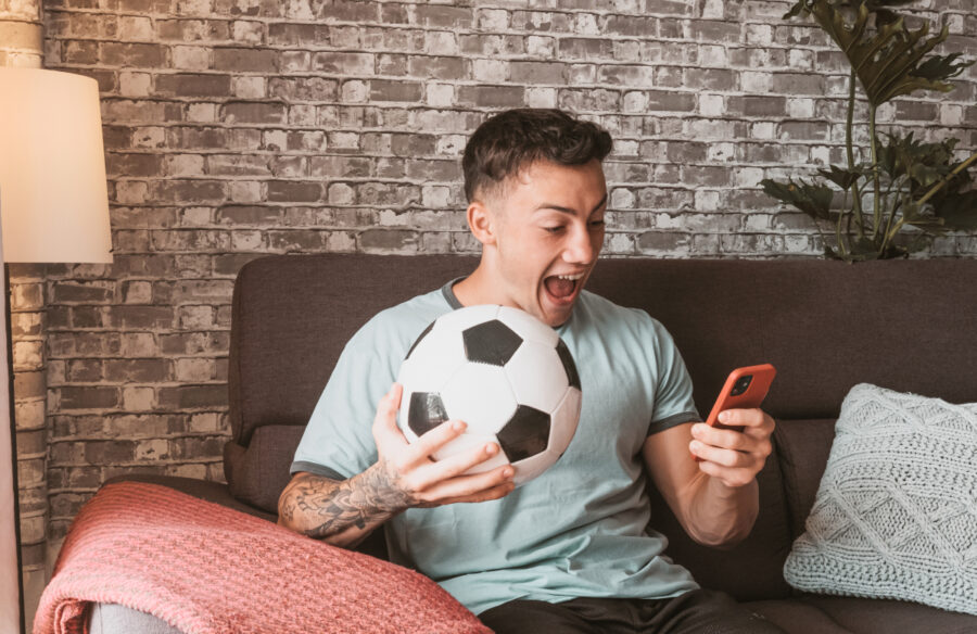 voetbal kijken op je telefoon